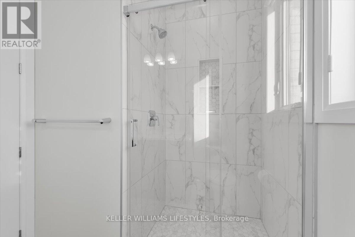Main floor bathroom 3pcs - 956 Eagletrace Drive, London North (North S), ON - Indoor Photo Showing Bathroom