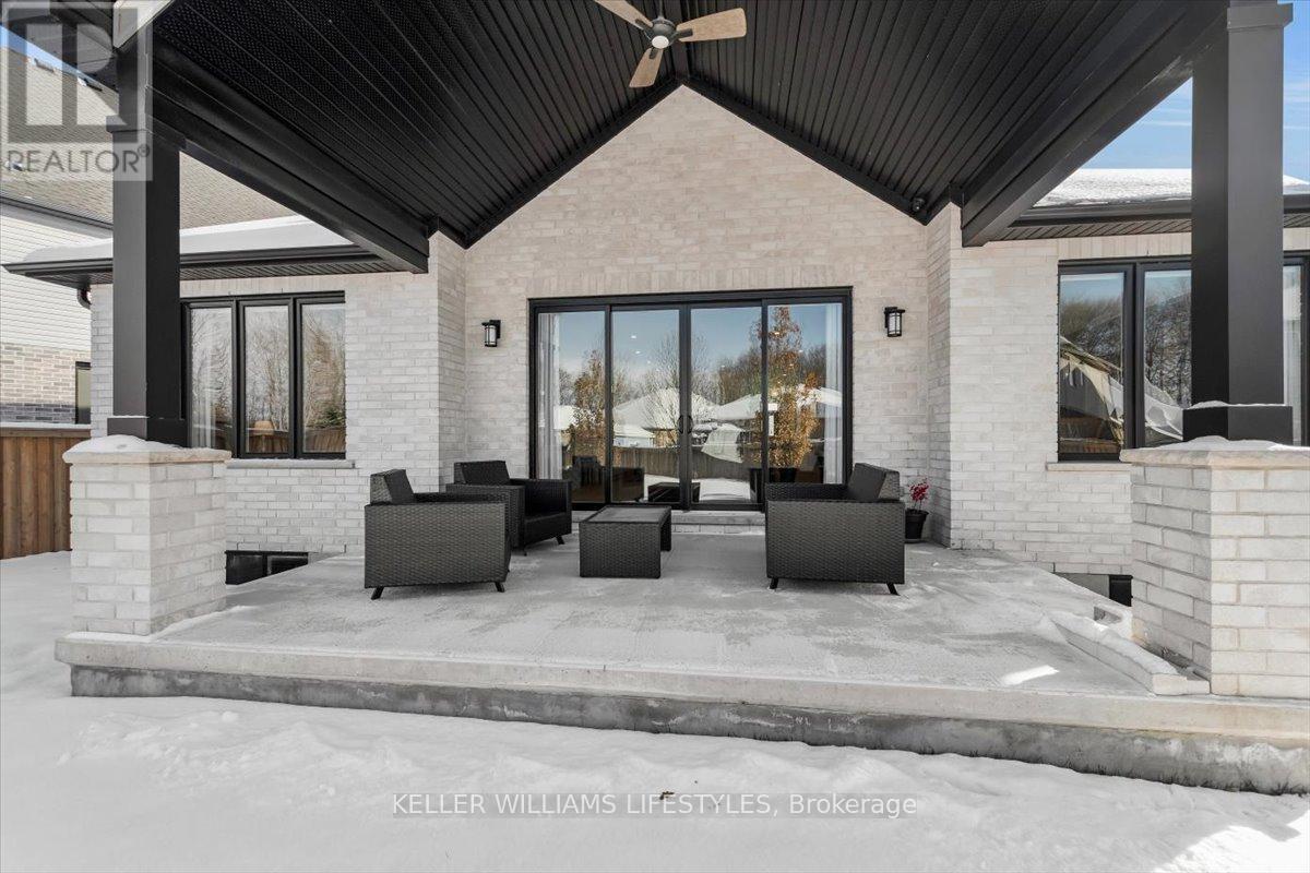 Cover patio - 956 Eagletrace Drive, London North (North S), ON - Outdoor With Exterior