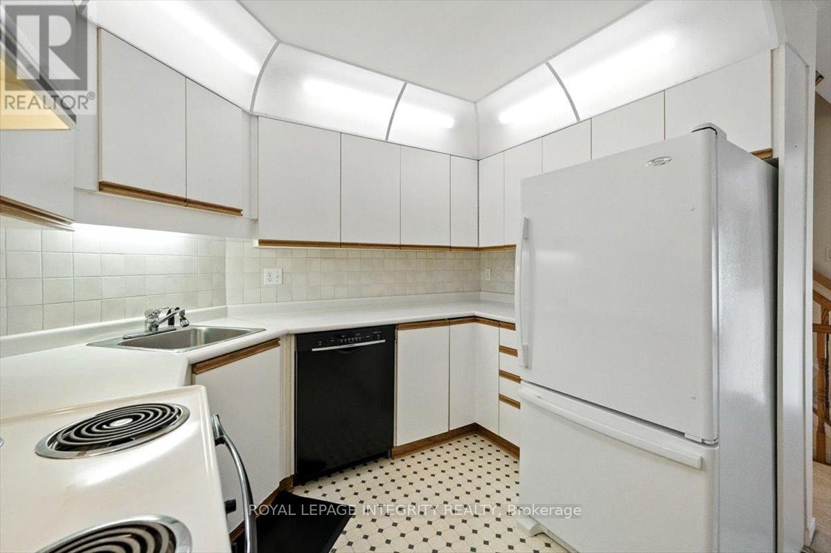 17 Columbus Avenue, Ottawa, ON - Indoor Photo Showing Kitchen