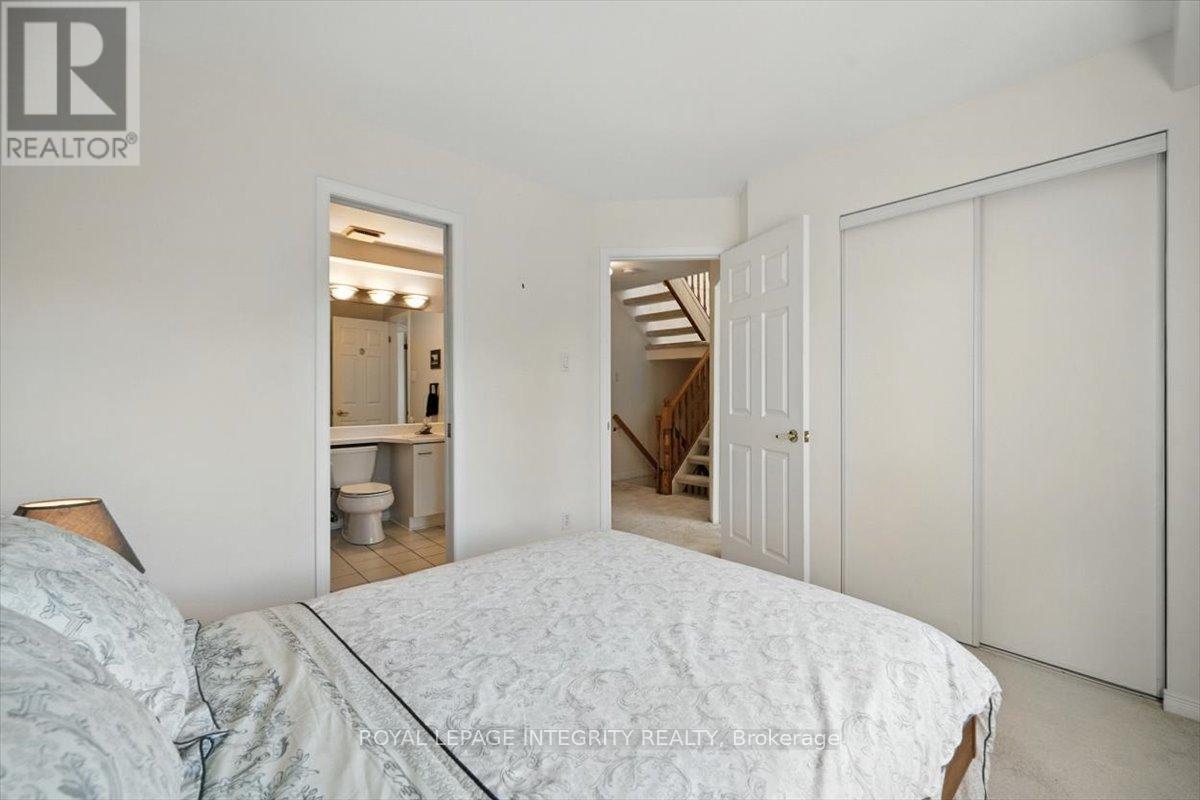 17 Columbus Avenue, Ottawa, ON - Indoor Photo Showing Bedroom