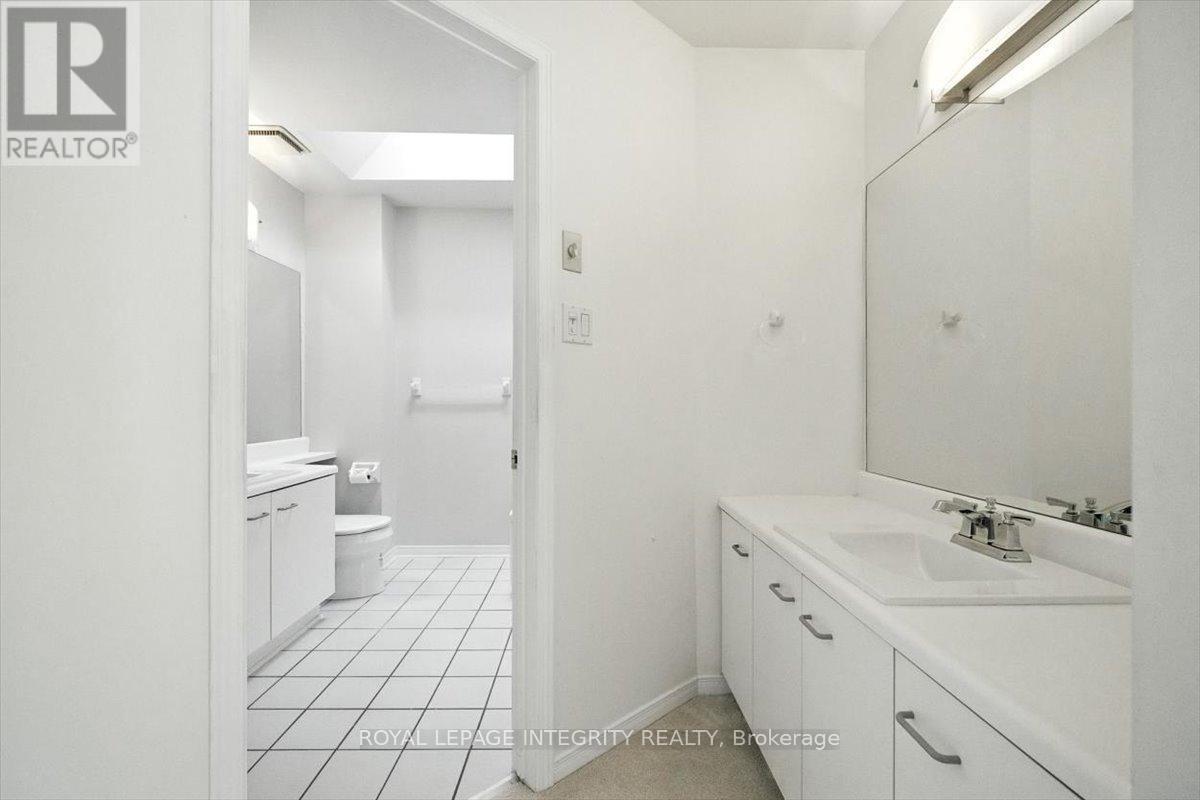 17 Columbus Avenue, Ottawa, ON - Indoor Photo Showing Bathroom