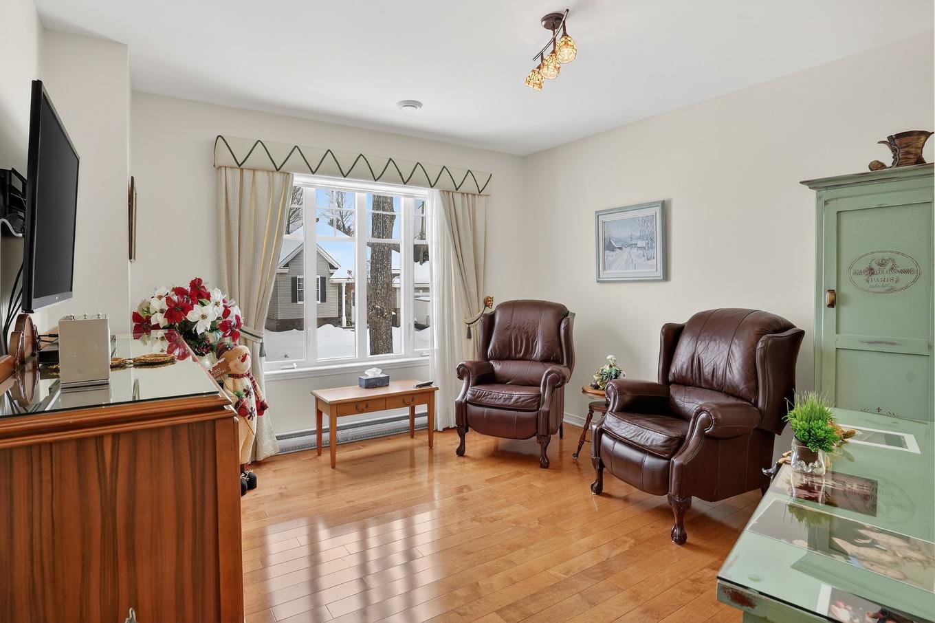 Salon - 1008 Rue De Condé, Saint-Jérôme, QC - Indoor