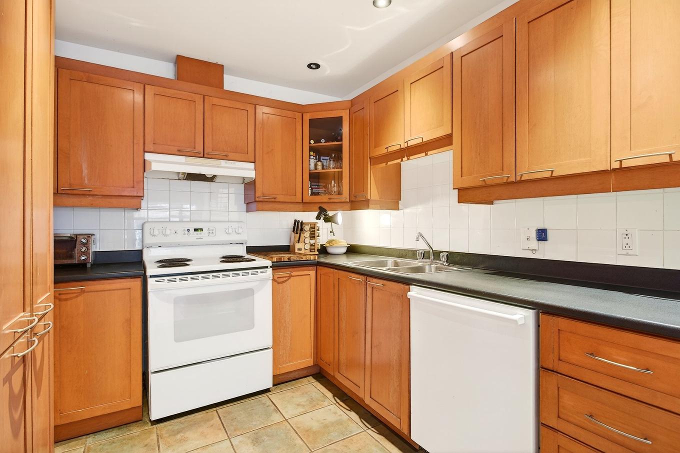 Kitchen - 929 Av. De L'Épée, Montréal (Outremont), QC - Indoor Photo Showing Kitchen With Double Sink