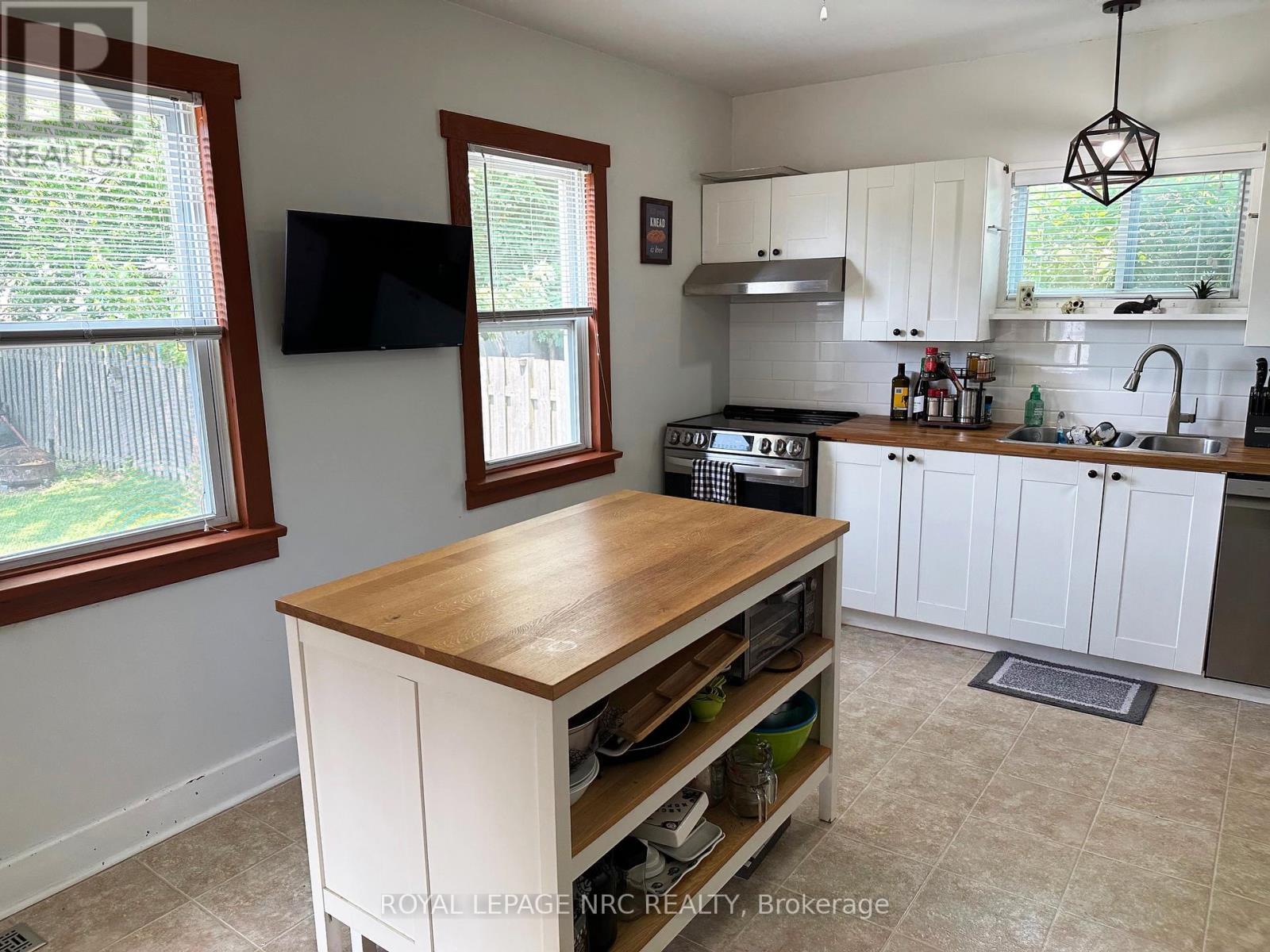 270 Beatrice Street, Welland (Lincoln/Crowland), ON - Indoor Photo Showing Kitchen With Double Sink