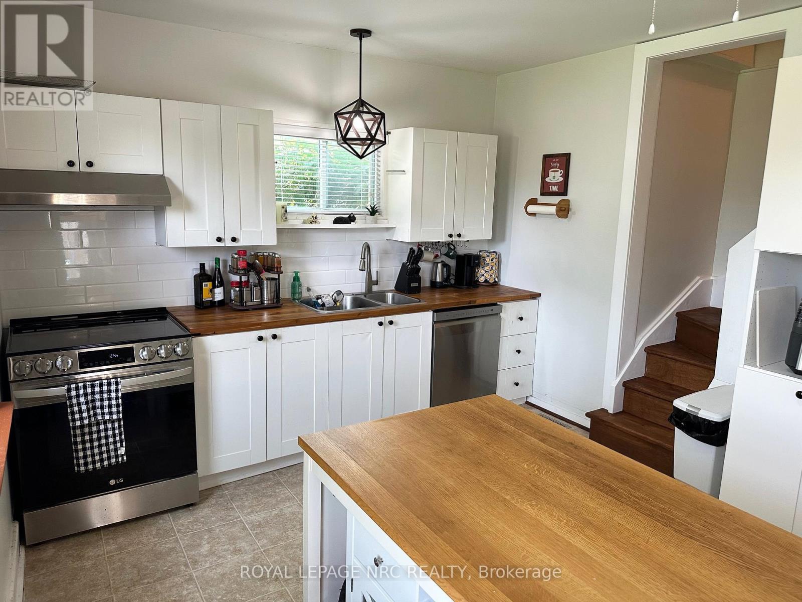 270 Beatrice Street, Welland (Lincoln/Crowland), ON - Indoor Photo Showing Kitchen With Double Sink