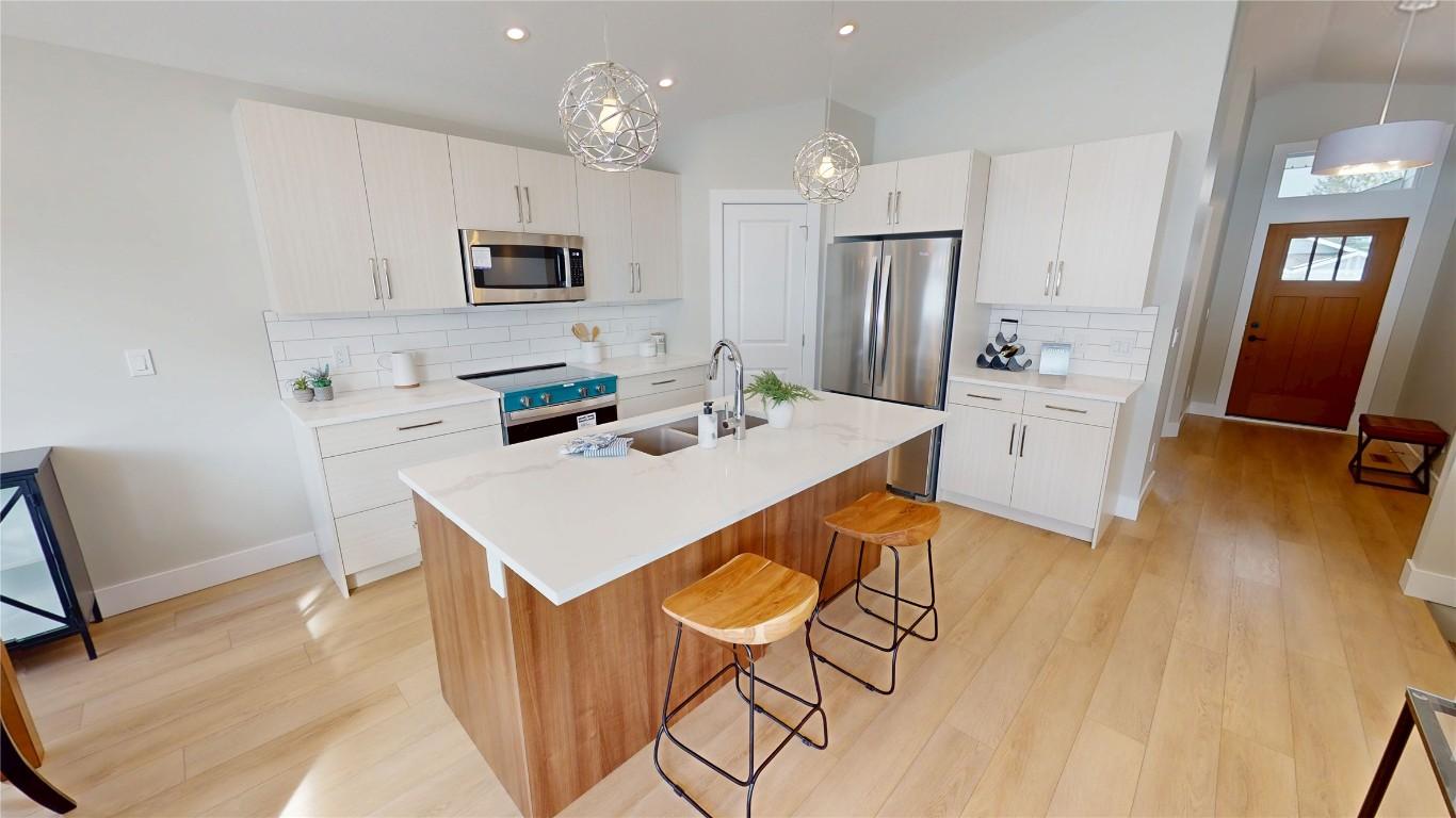 331 Legacy Lookout, Cranbrook, BC - Indoor Photo Showing Kitchen With Upgraded Kitchen