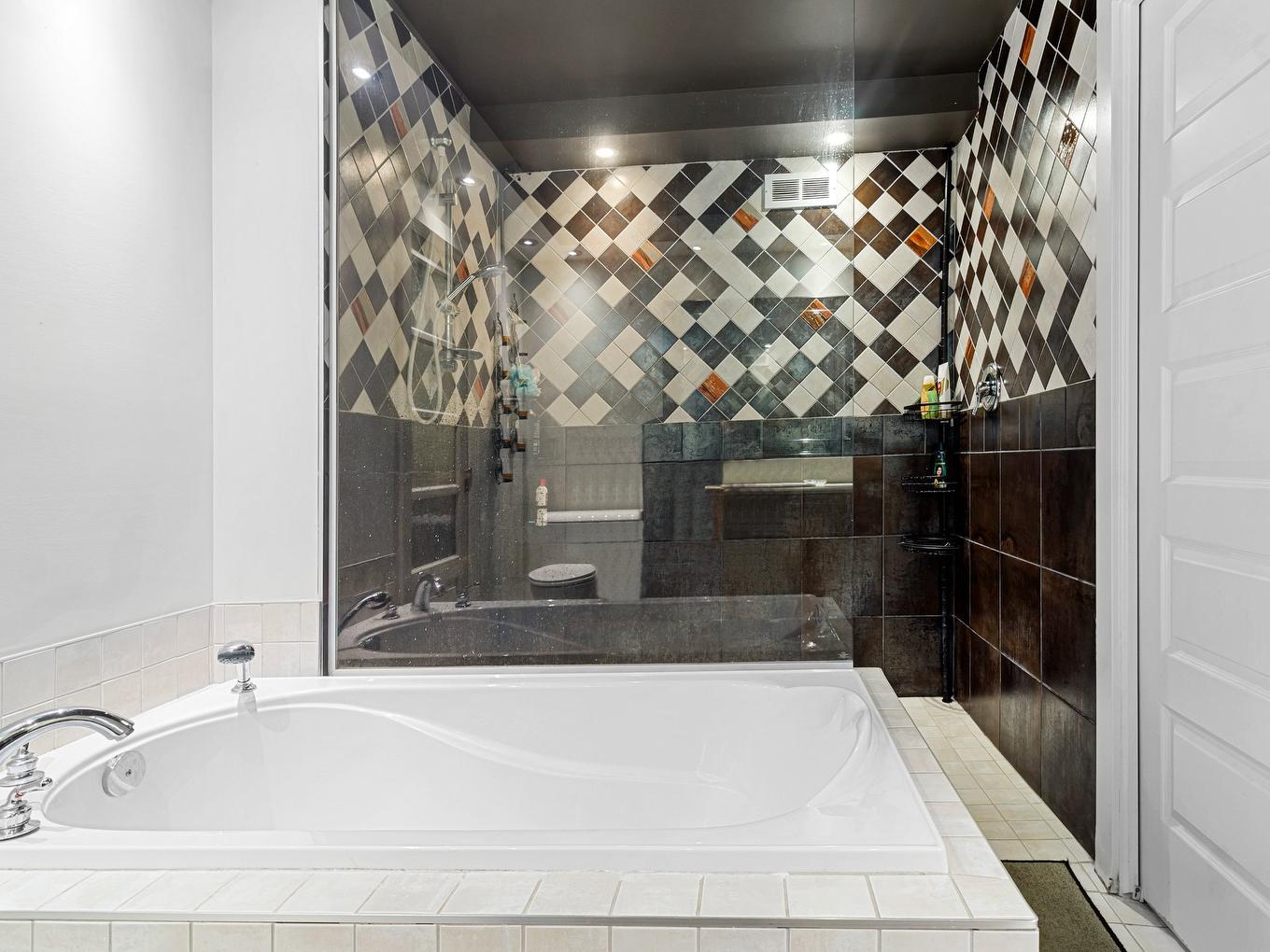 Bathroom - 3262 Rue De La Brisardière, Longueuil (Saint-Hubert), QC - Indoor Photo Showing Bathroom