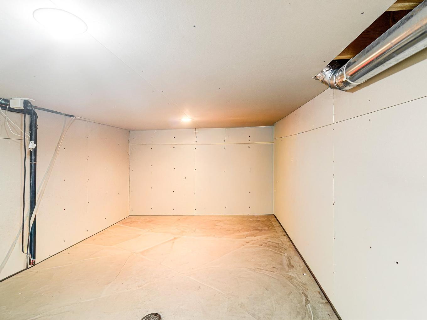 Garage - 3262 Rue De La Brisardière, Longueuil (Saint-Hubert), QC - Indoor Photo Showing Other Room