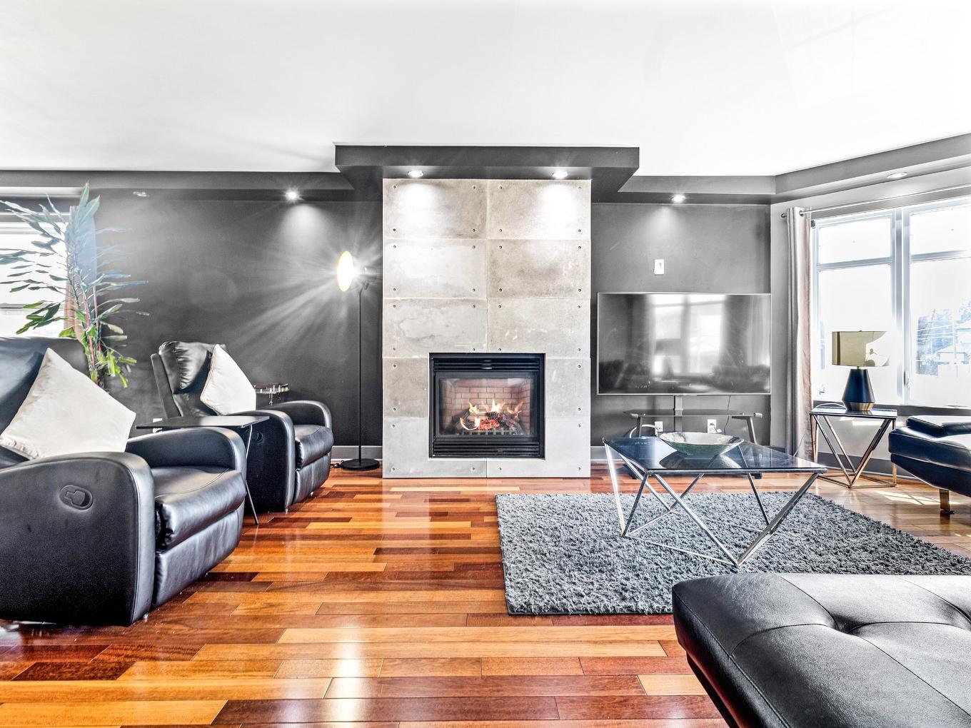Living room - 3262 Rue De La Brisardière, Longueuil (Saint-Hubert), QC - Indoor Photo Showing Living Room With Fireplace