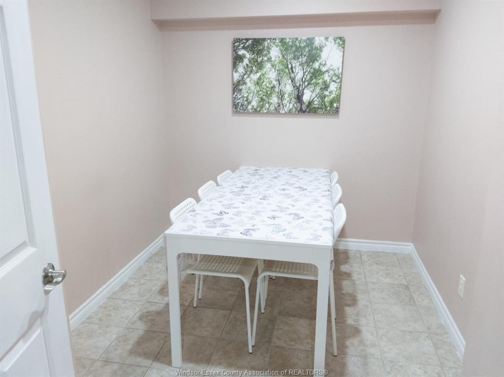 Lower-4694 Helsinki, Windsor, ON