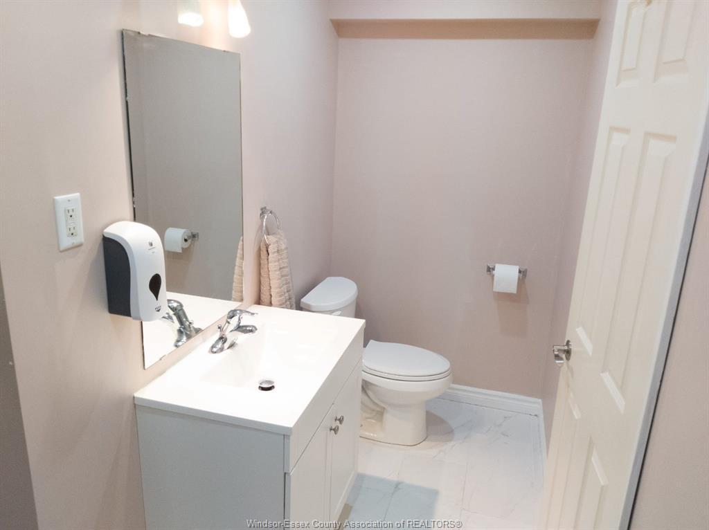 Lower-4694 Helsinki, Windsor, ON