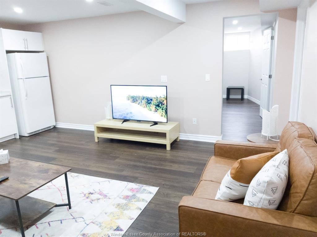 Lower-4694 Helsinki, Windsor, ON