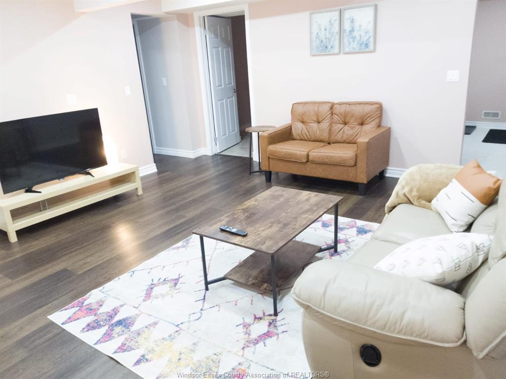 Lower-4694 Helsinki, Windsor, ON