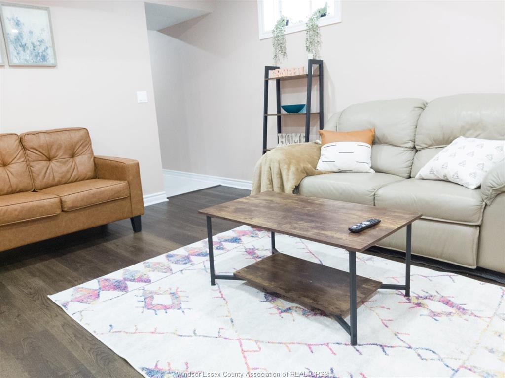 Lower-4694 Helsinki, Windsor, ON