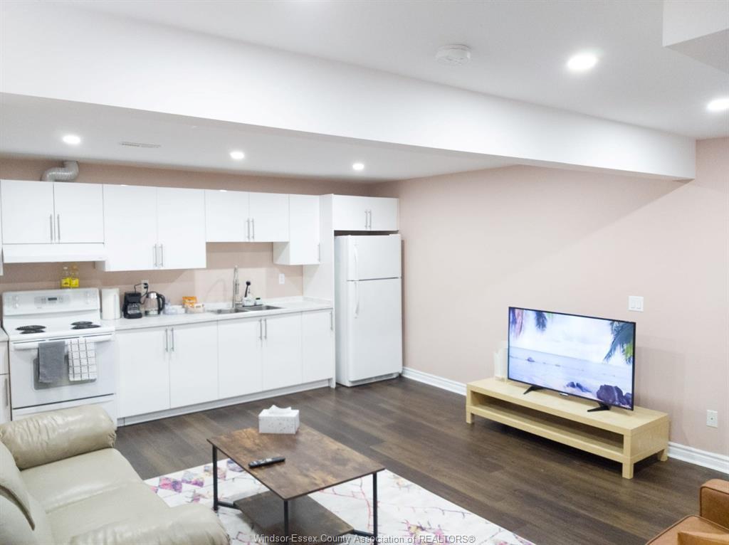 Lower-4694 Helsinki, Windsor, ON