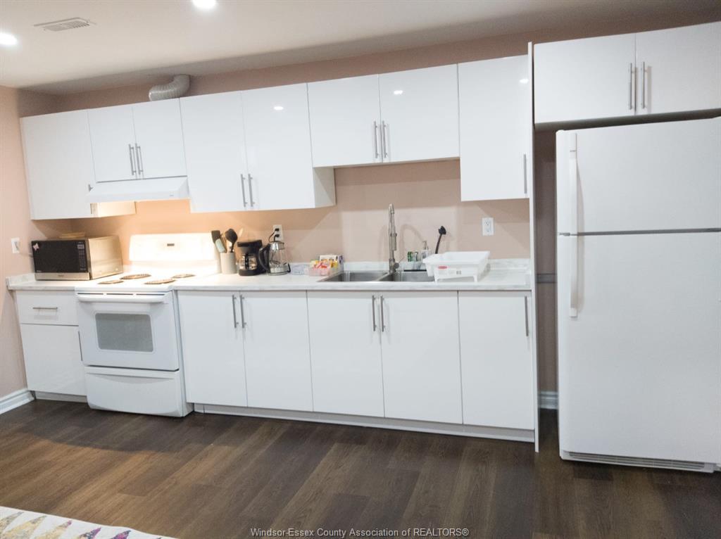 Lower-4694 Helsinki, Windsor, ON