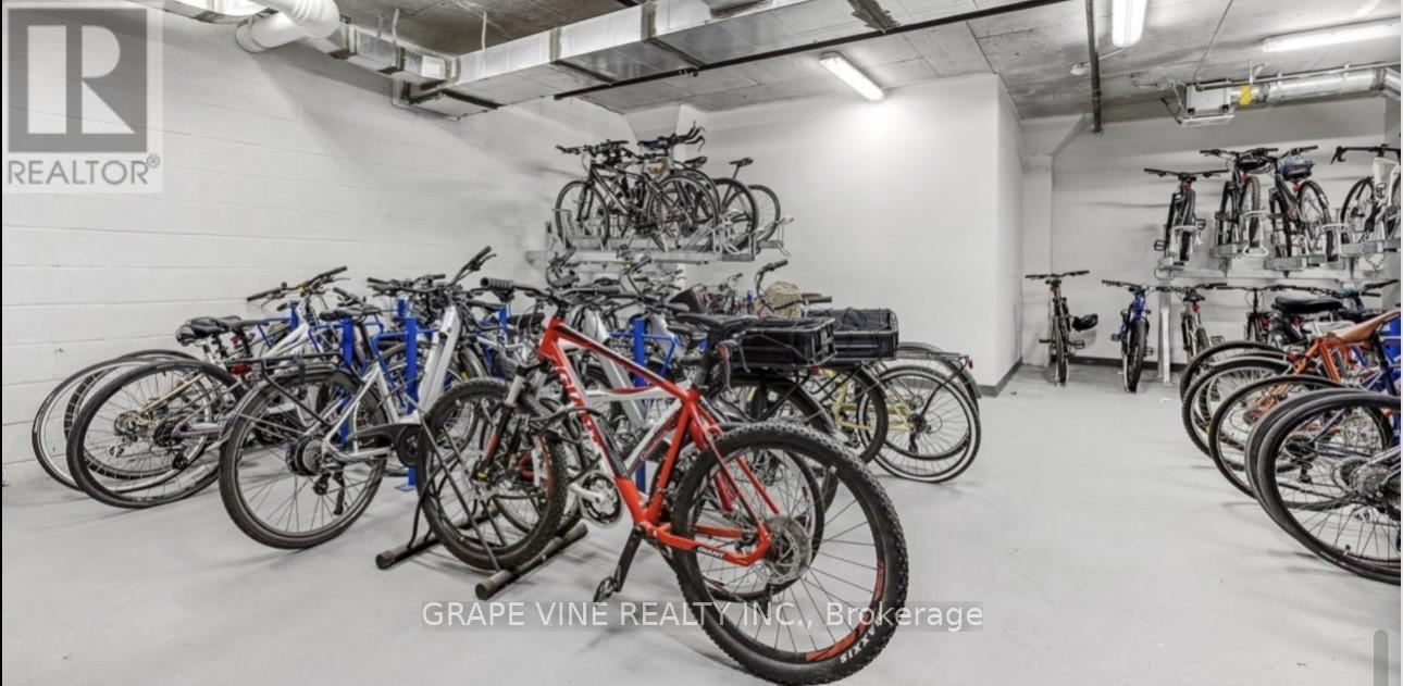 3705 - 805 Carling Avenue, Ottawa, ON - Indoor Photo Showing Garage