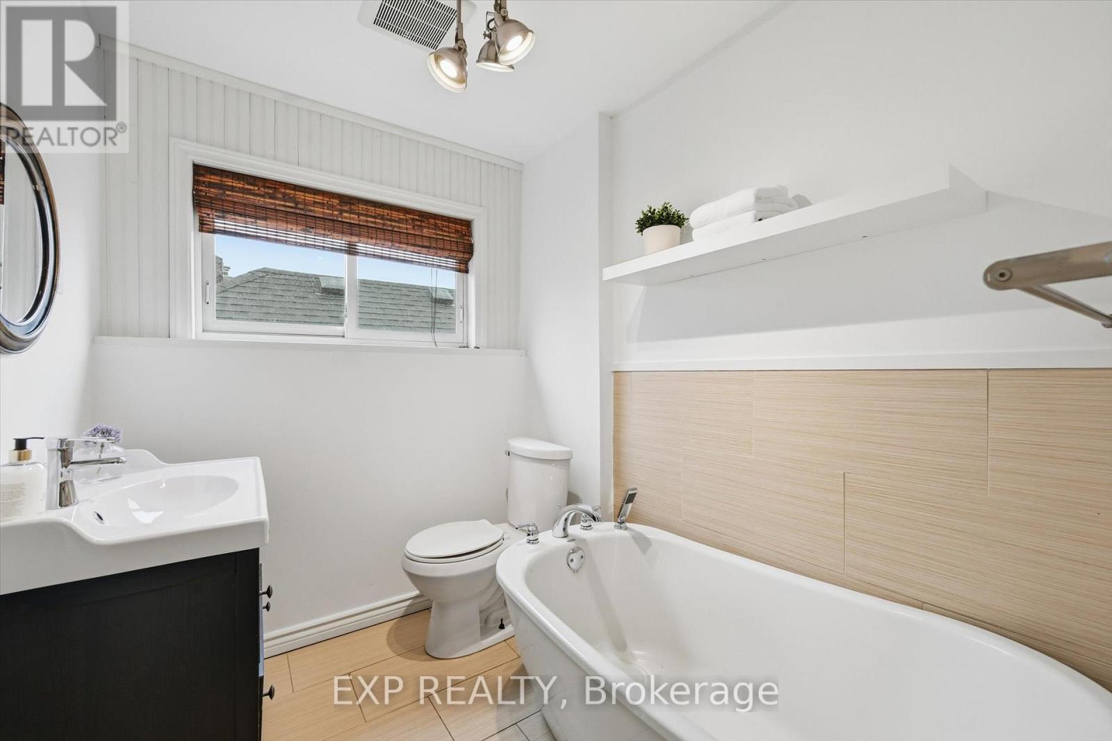 491 Dunsmure Road, Hamilton, ON - Indoor Photo Showing Bathroom