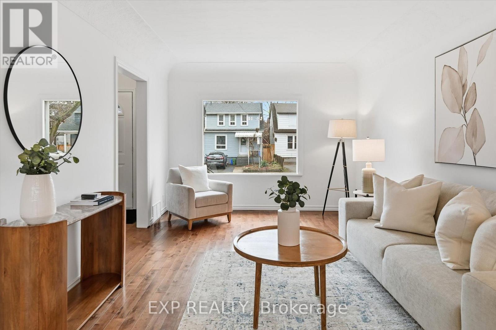 491 Dunsmure Road, Hamilton, ON - Indoor Photo Showing Living Room