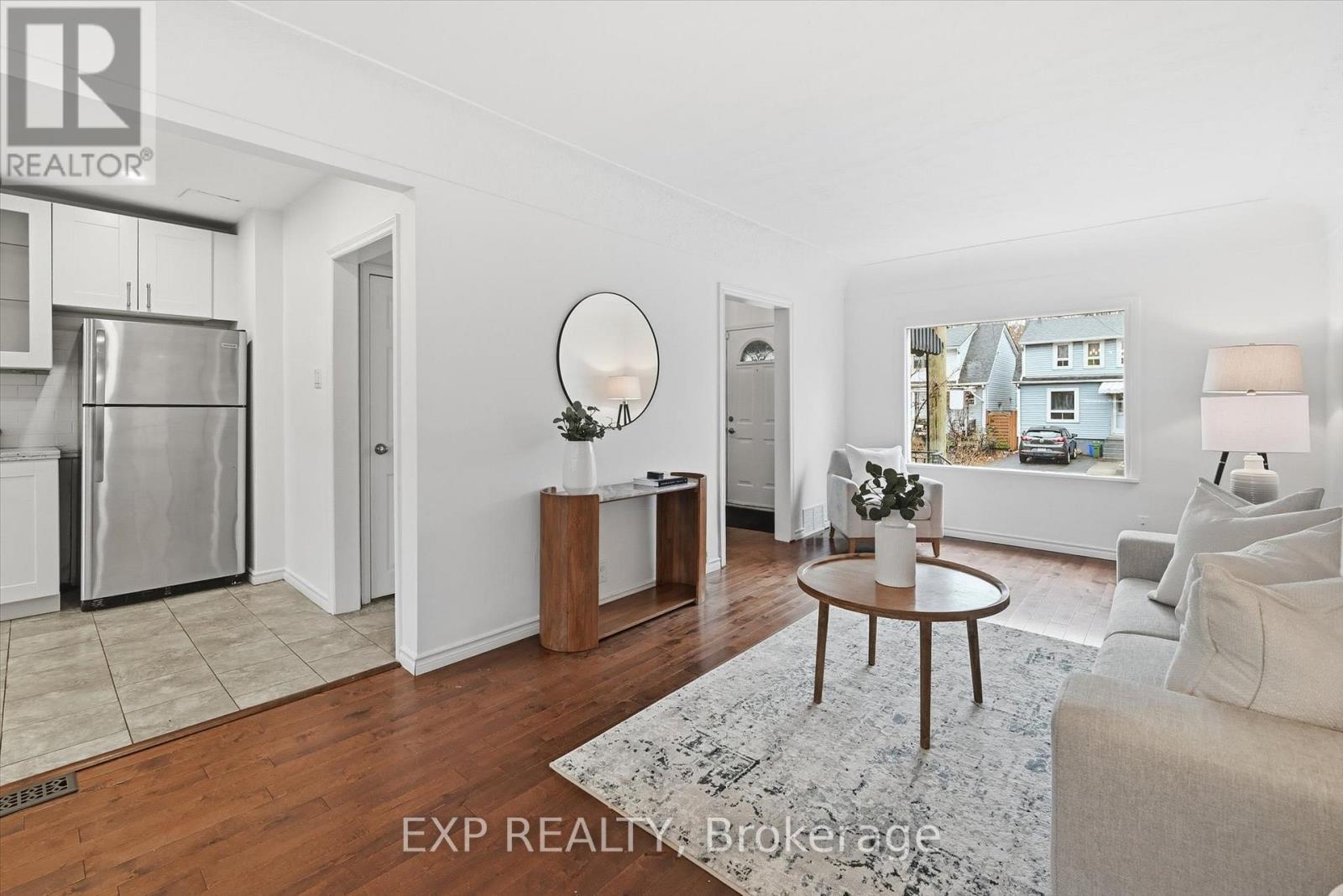 491 Dunsmure Road, Hamilton, ON - Indoor Photo Showing Living Room