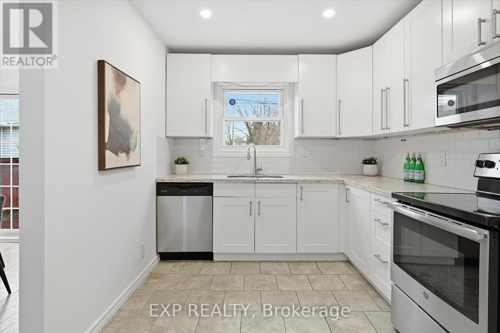 491 Dunsmure Road, Hamilton, ON - Indoor Photo Showing Kitchen With Stainless Steel Kitchen With Upgraded Kitchen