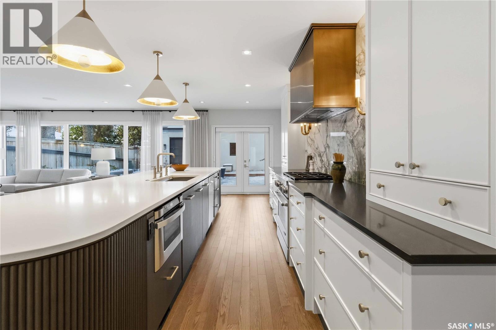 1134 Spadina Crescent E, Saskatoon, SK - Indoor Photo Showing Kitchen With Upgraded Kitchen