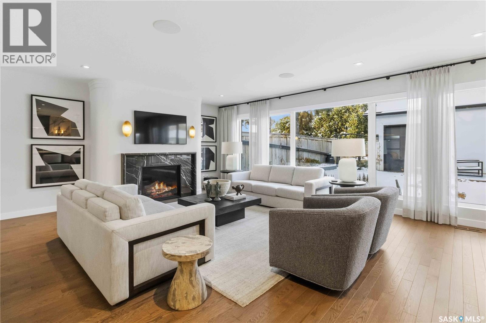 1134 Spadina Crescent E, Saskatoon, SK - Indoor Photo Showing Living Room With Fireplace