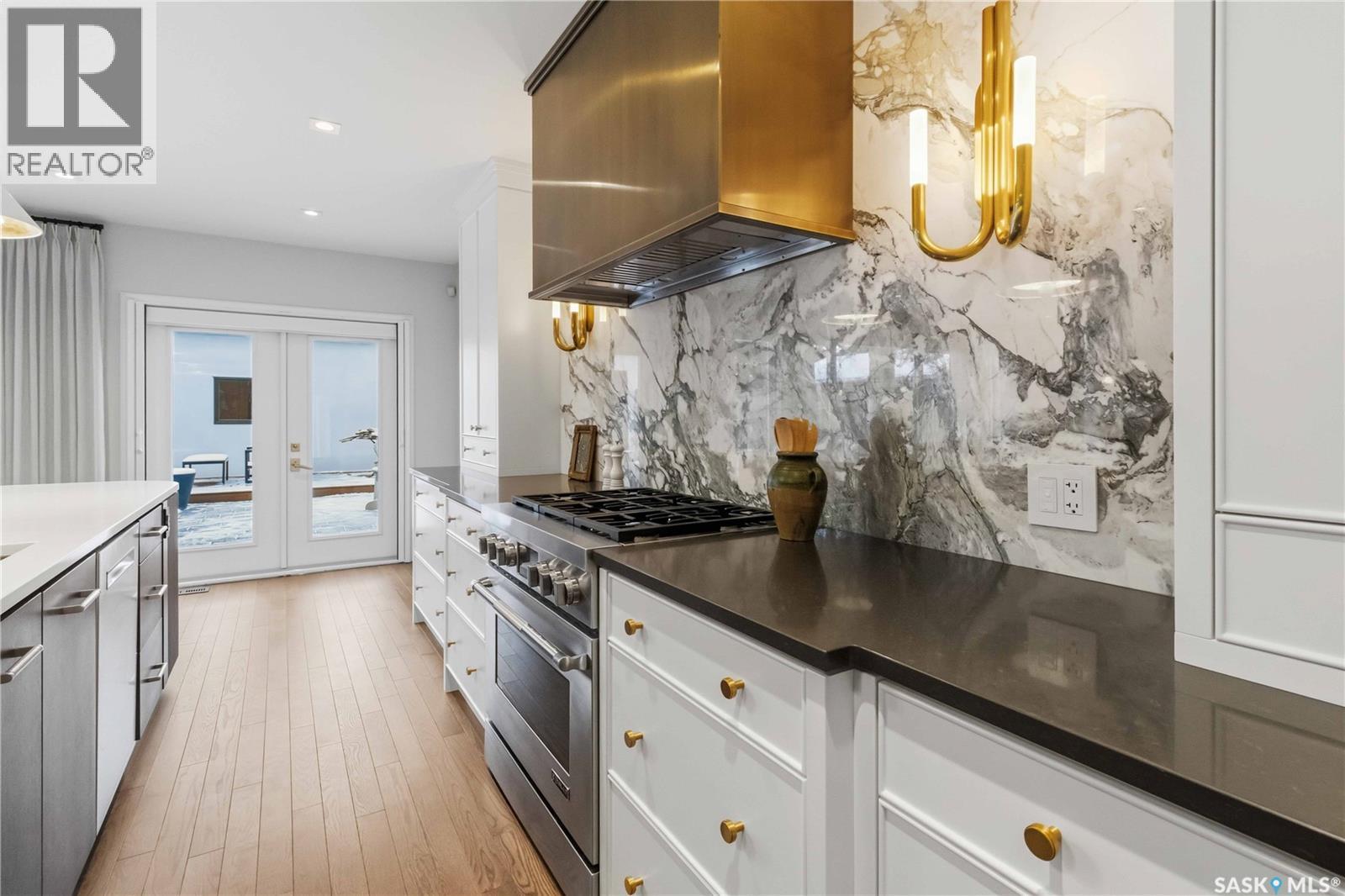 1134 Spadina Crescent E, Saskatoon, SK - Indoor Photo Showing Kitchen With Upgraded Kitchen