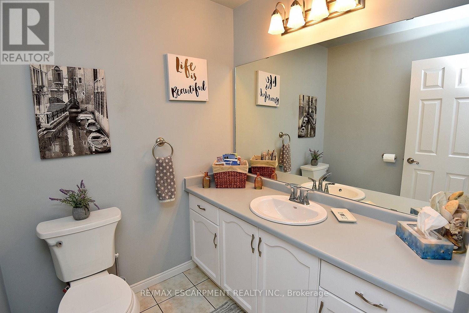 11 Jacqueline Boulevard, Hamilton, ON - Indoor Photo Showing Bathroom