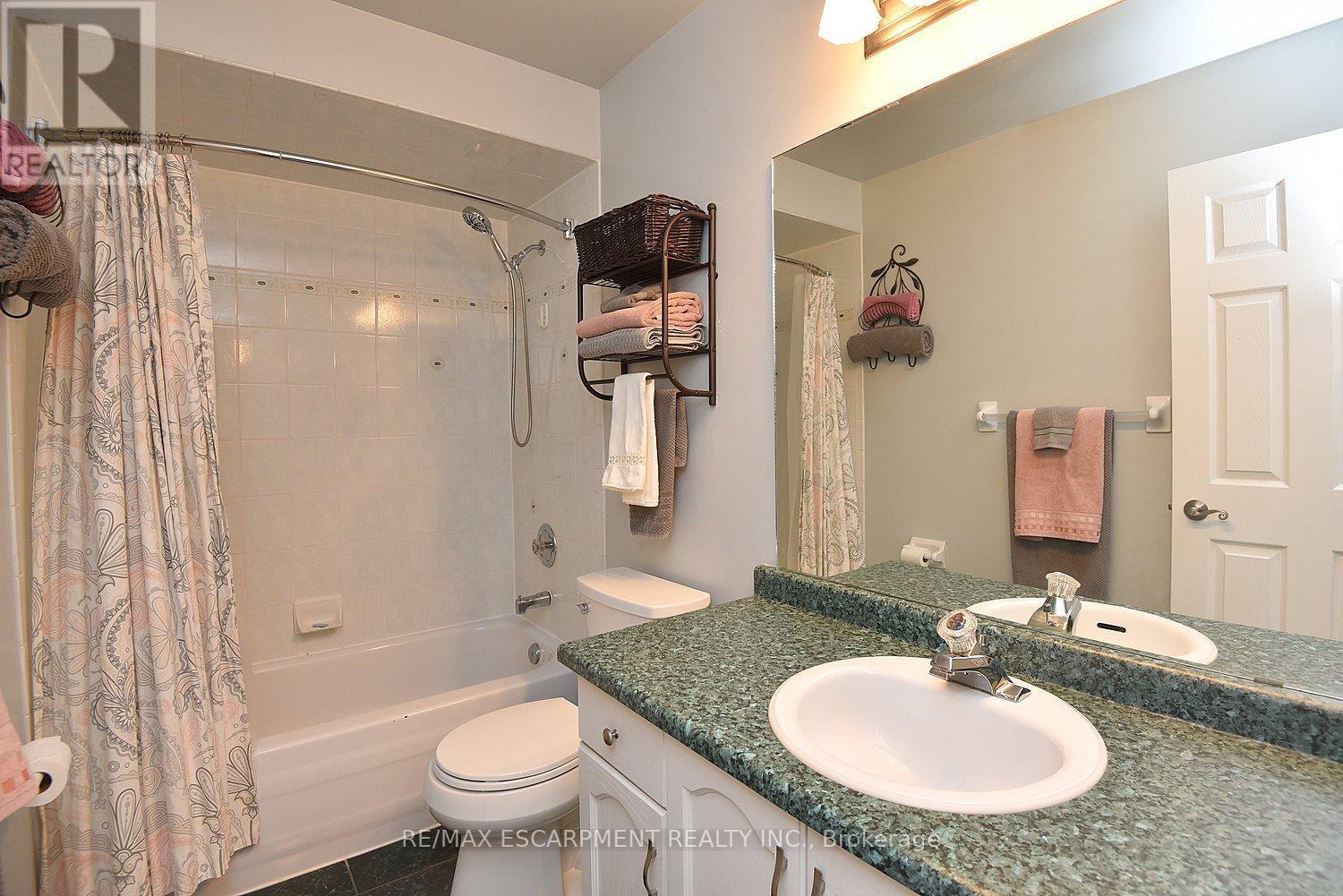 11 Jacqueline Boulevard, Hamilton, ON - Indoor Photo Showing Bathroom