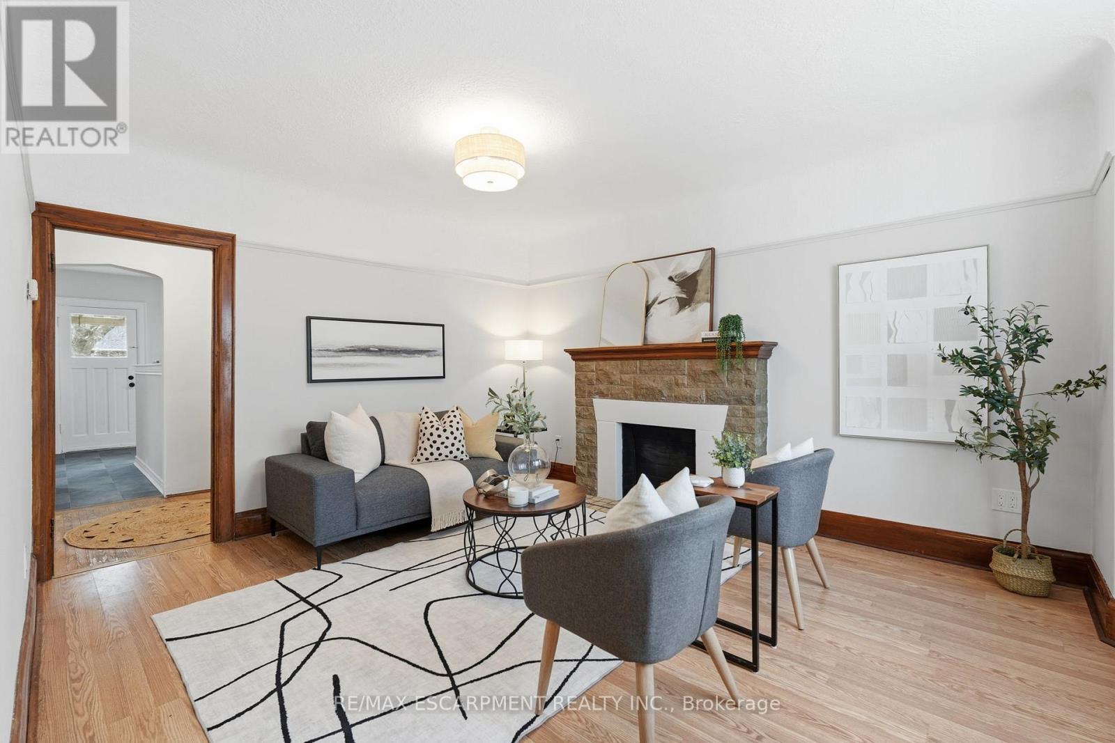 48 Weir Street N, Hamilton, ON - Indoor Photo Showing Living Room With Fireplace