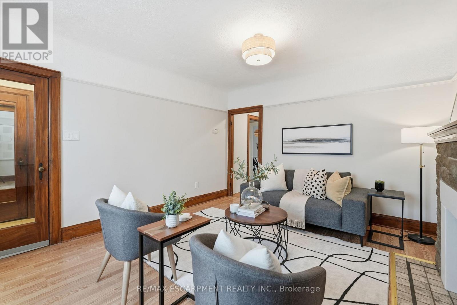 48 Weir Street N, Hamilton, ON - Indoor Photo Showing Living Room