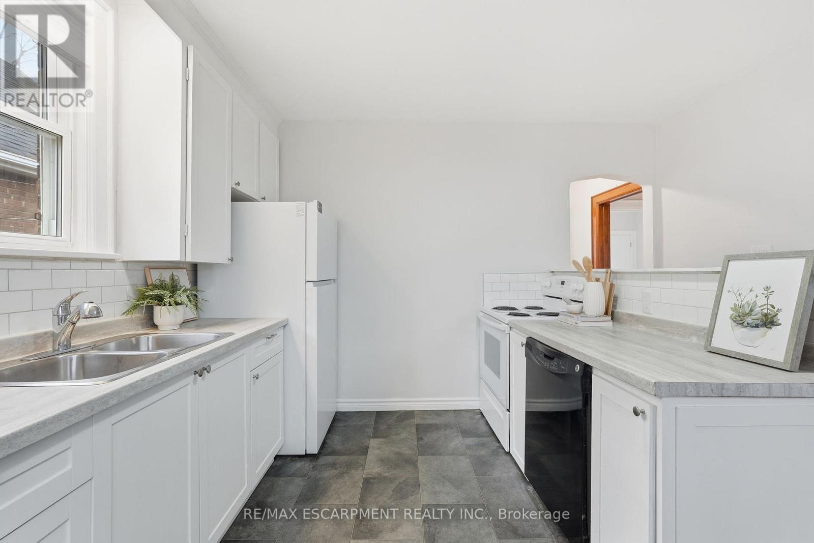 48 Weir Street N, Hamilton, ON - Indoor Photo Showing Kitchen With Double Sink