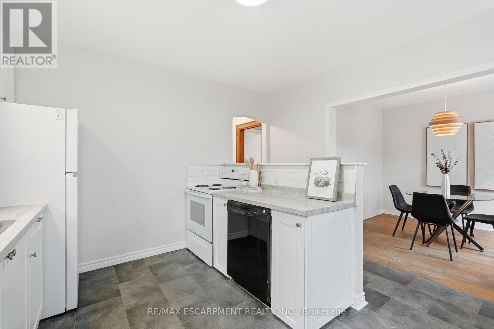 48 Weir Street N, Hamilton, ON - Indoor Photo Showing Kitchen
