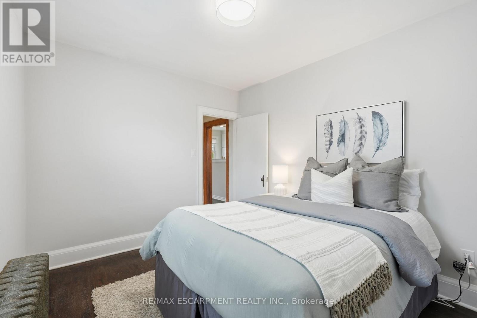 48 Weir Street N, Hamilton, ON - Indoor Photo Showing Bedroom