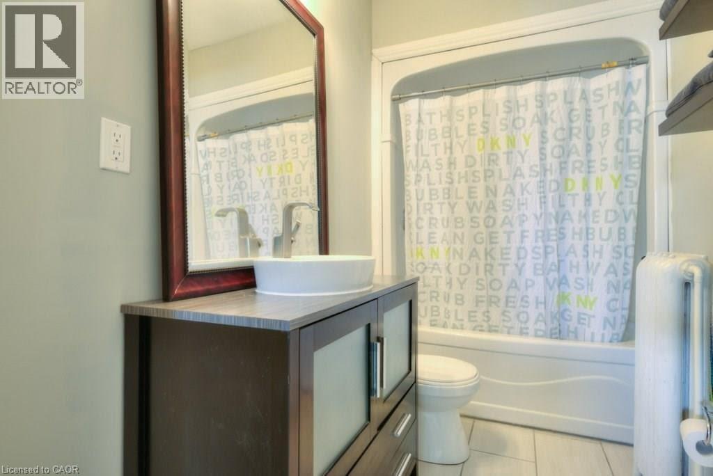 55 Chapel Street, Kitchener, ON - Indoor Photo Showing Bathroom