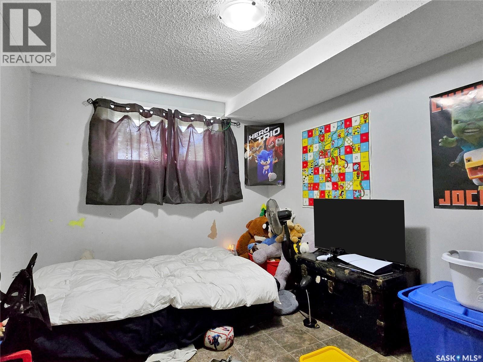 327 S Avenue S, Saskatoon, SK - Indoor Photo Showing Bedroom
