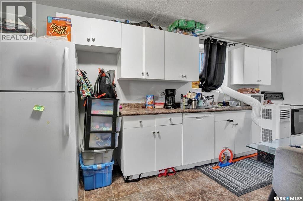 327 S Avenue S, Saskatoon, SK - Indoor Photo Showing Kitchen With Double Sink