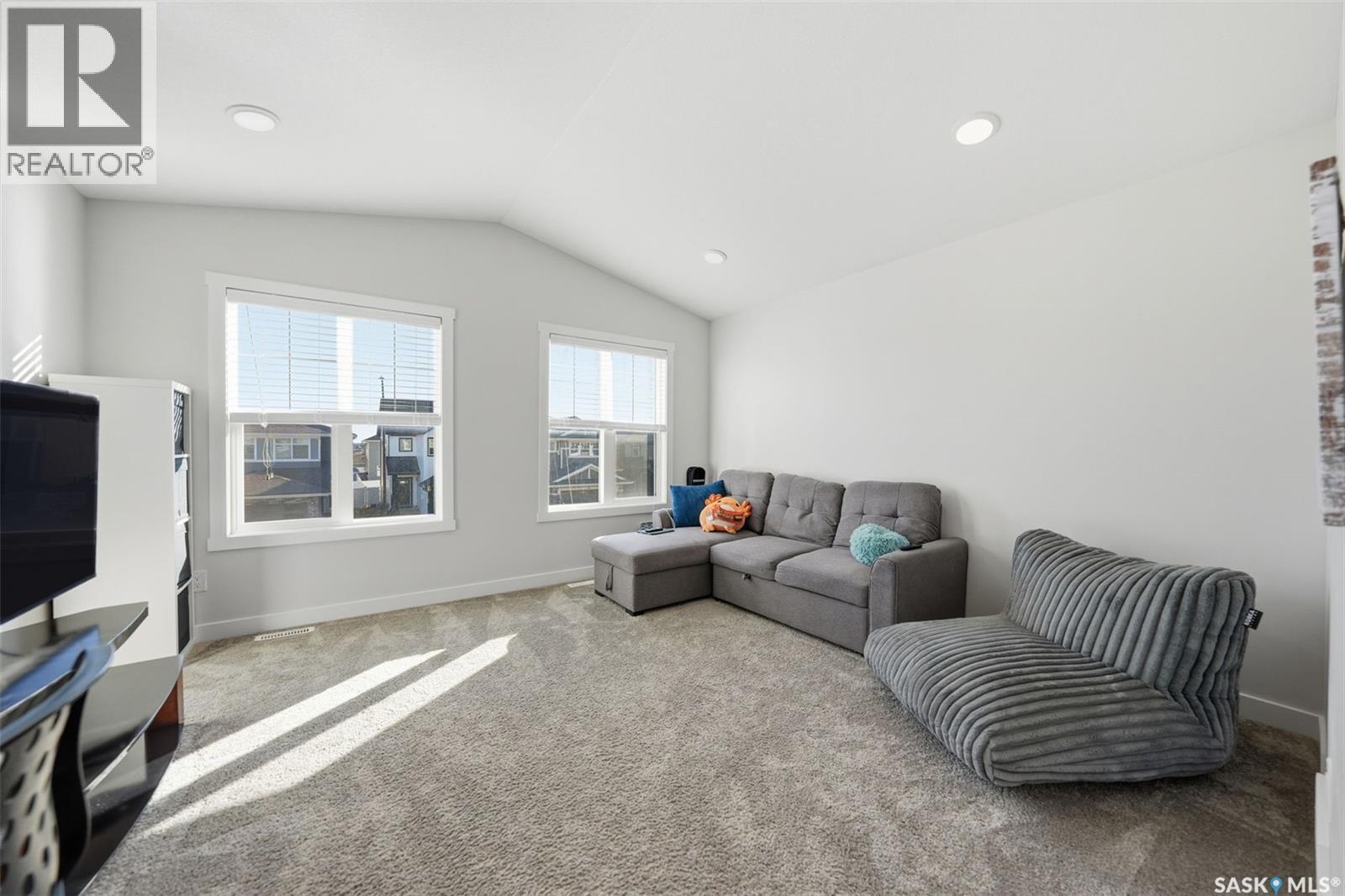 451 Mcfaull Crescent, Saskatoon, SK - Indoor Photo Showing Living Room