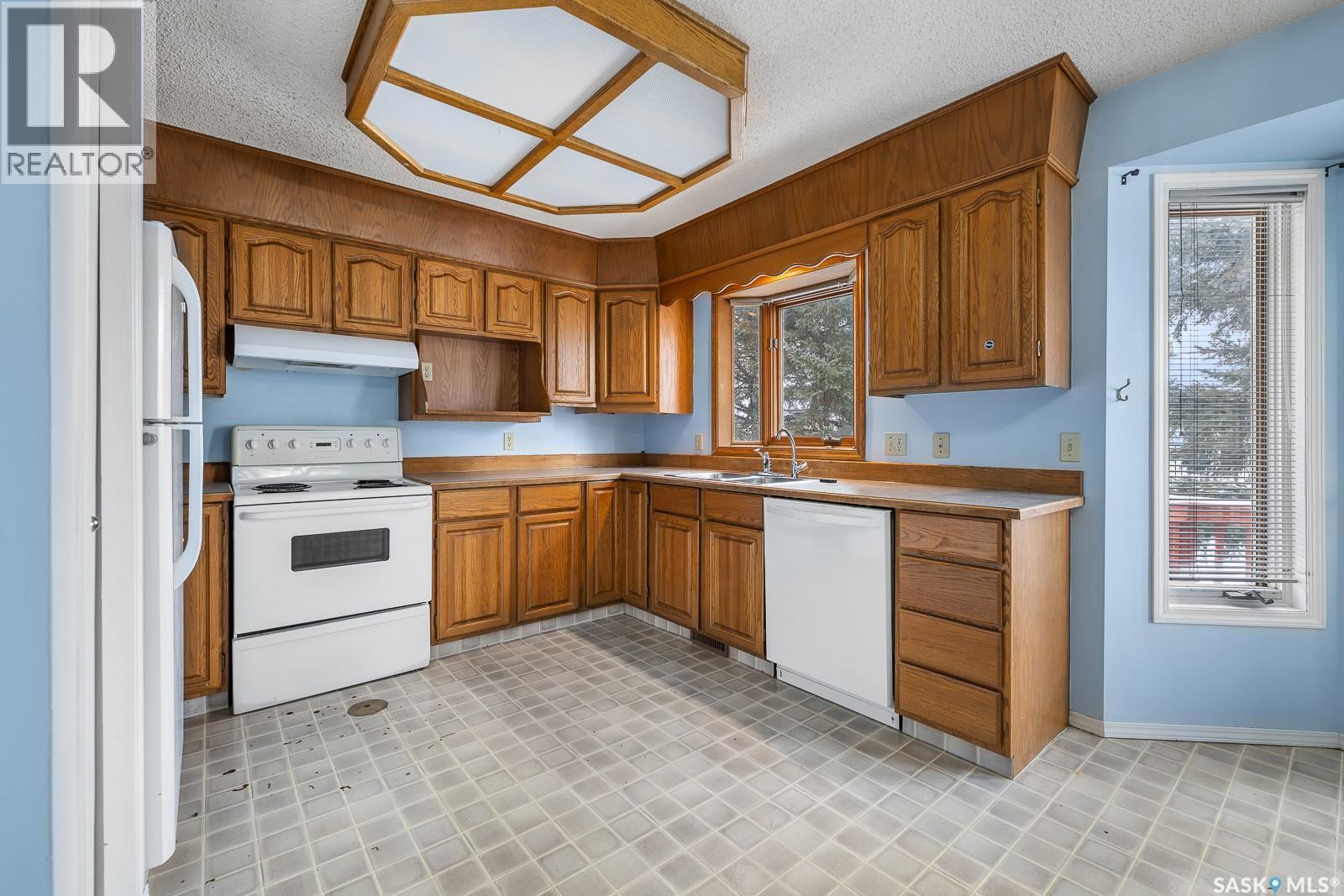 3411 Middleton Place E, Regina, SK - Indoor Photo Showing Kitchen With Double Sink
