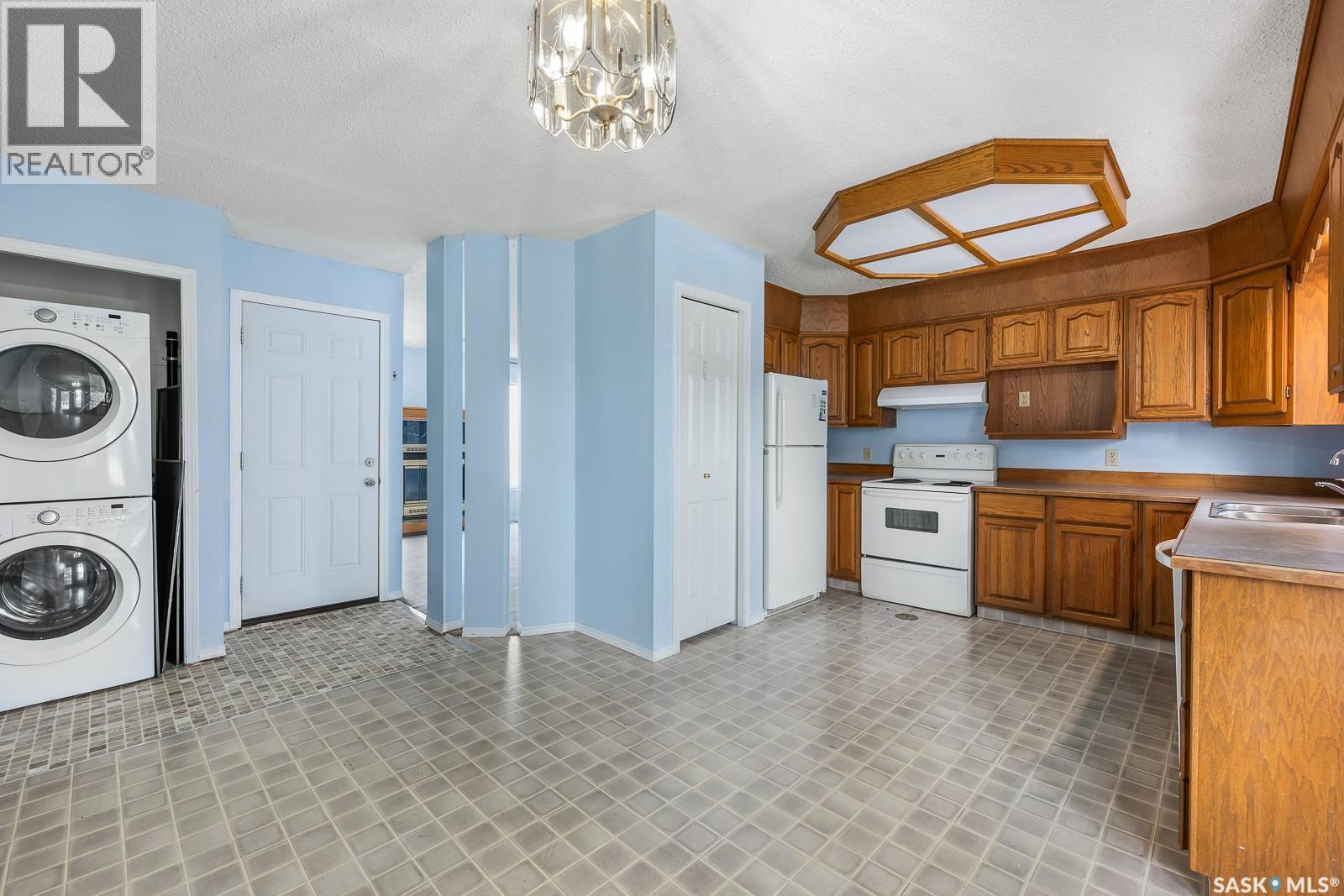 3411 Middleton Place E, Regina, SK - Indoor Photo Showing Laundry Room