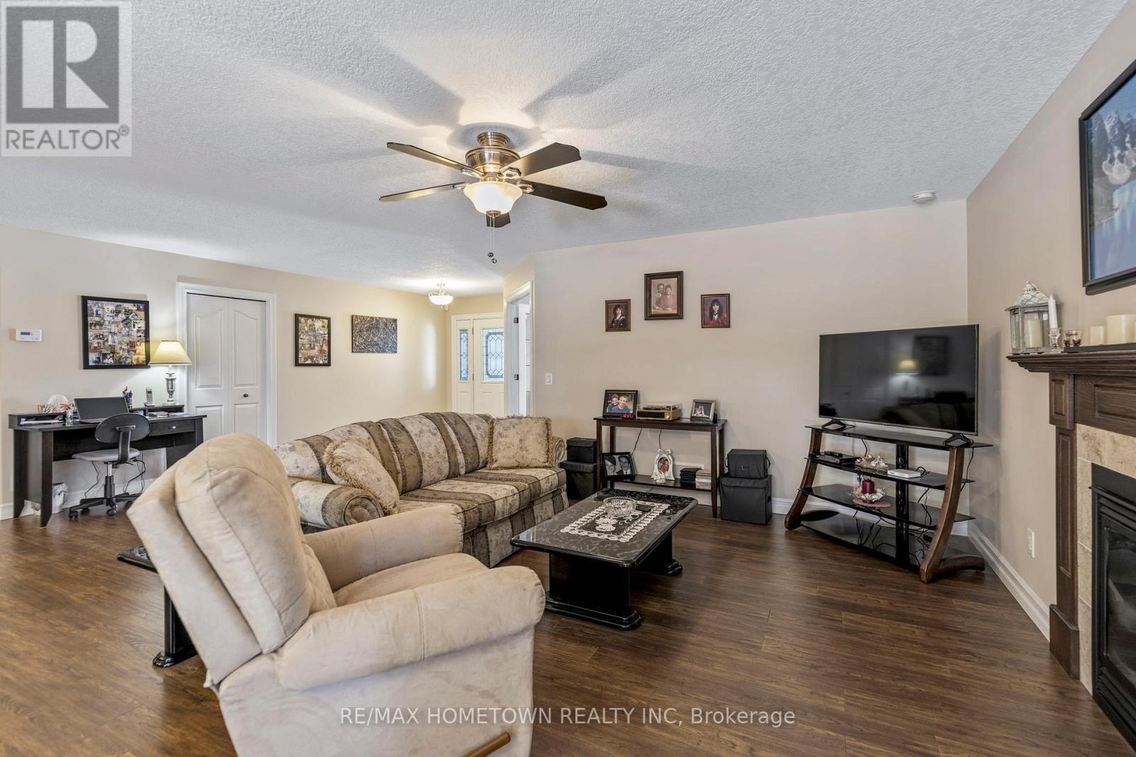 1124 Mcclure Crescent, Brockville, ON - Indoor Photo Showing Living Room With Fireplace