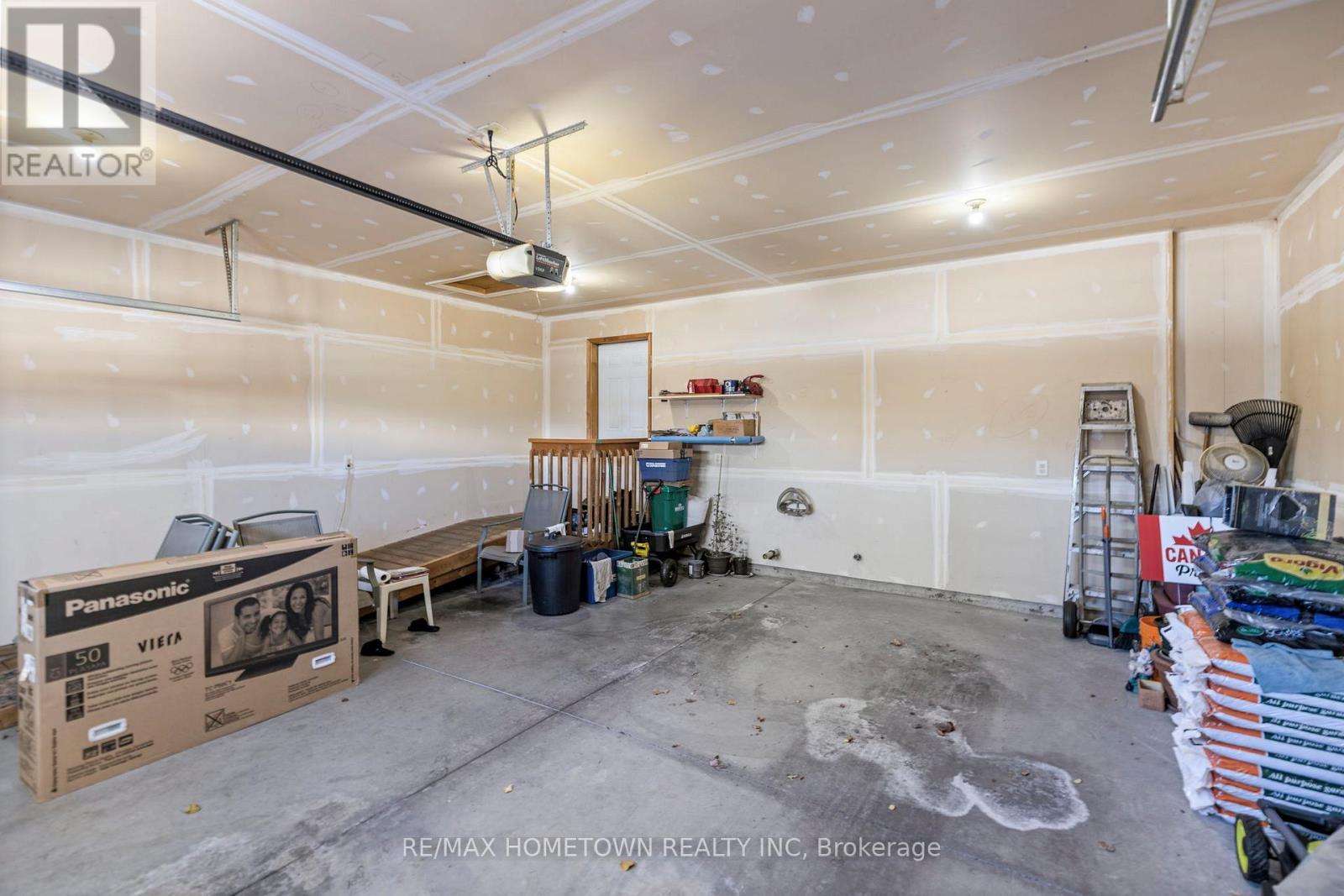 1124 Mcclure Crescent, Brockville, ON - Indoor Photo Showing Garage