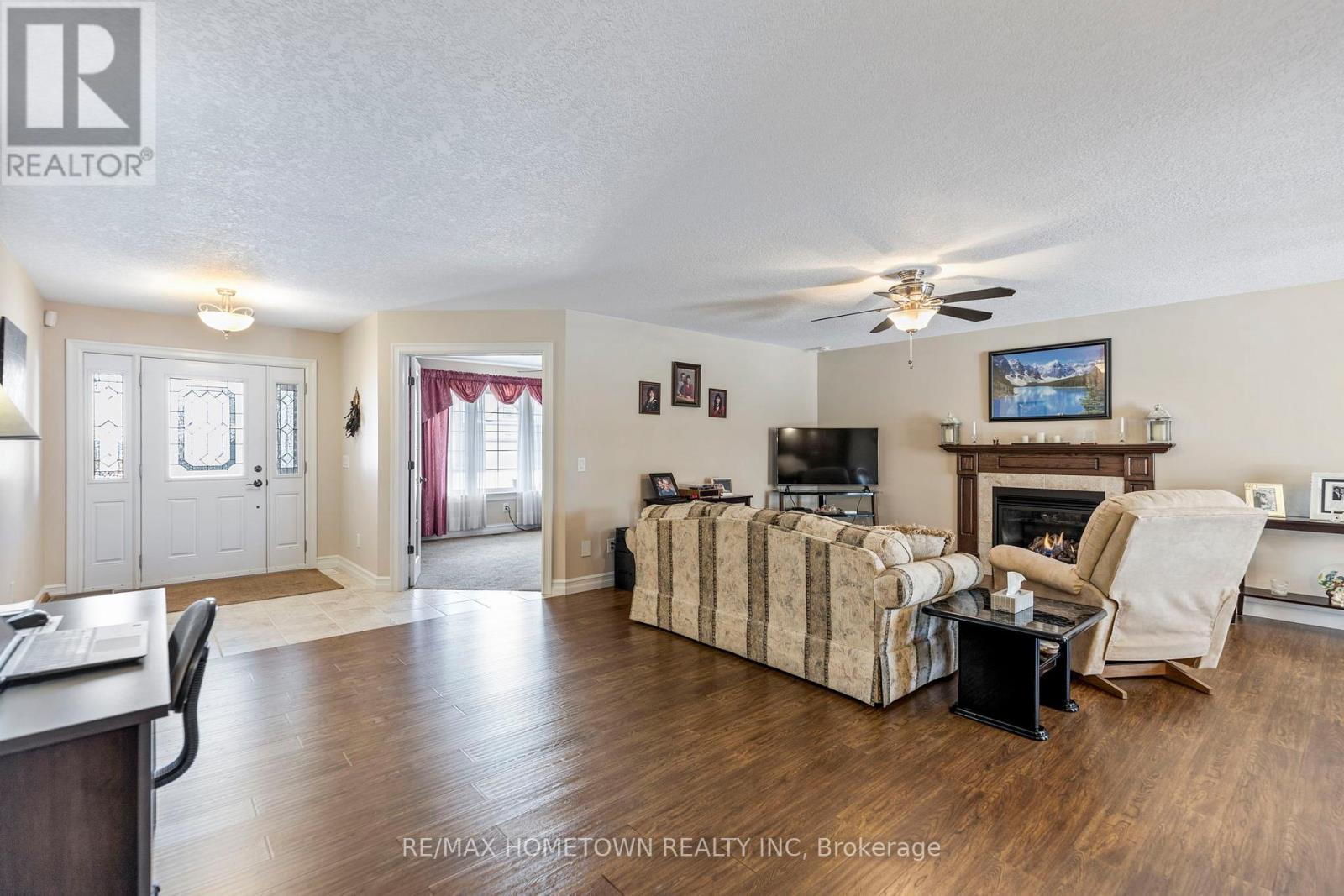 1124 Mcclure Crescent, Brockville, ON - Indoor Photo Showing Living Room With Fireplace