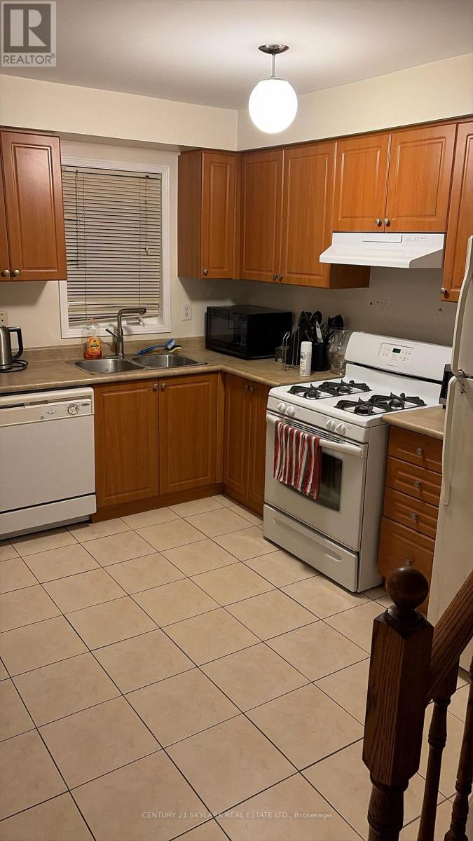 7127 Chatham Court, Mississauga, ON - Indoor Photo Showing Kitchen With Double Sink
