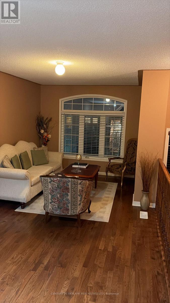 7127 Chatham Court, Mississauga, ON - Indoor Photo Showing Living Room