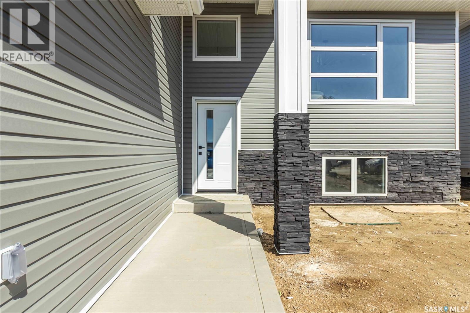 840 Ballesteros Crescent, Warman, SK - Outdoor