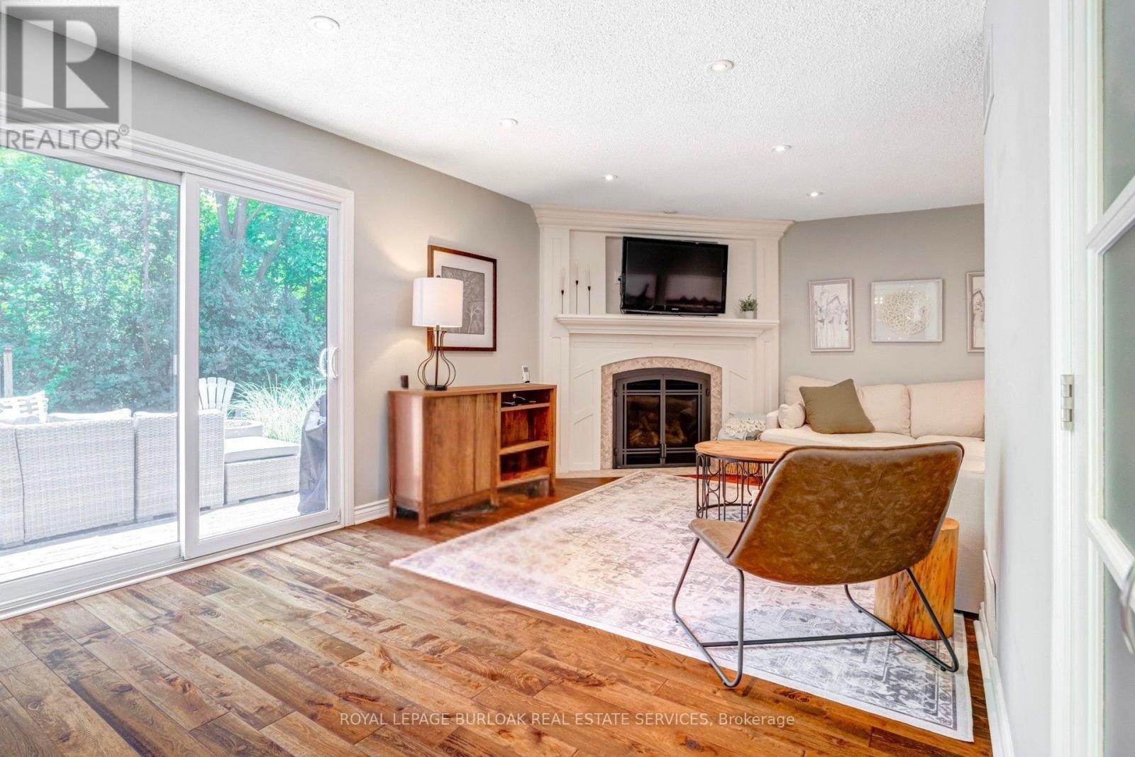 1807 Heather Hills Drive, Burlington, ON - Indoor Photo Showing Living Room With Fireplace