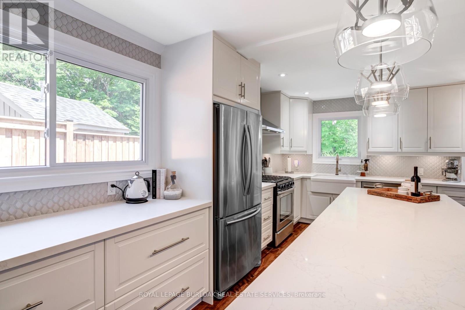 1807 Heather Hills Drive, Burlington, ON - Indoor Photo Showing Kitchen With Upgraded Kitchen