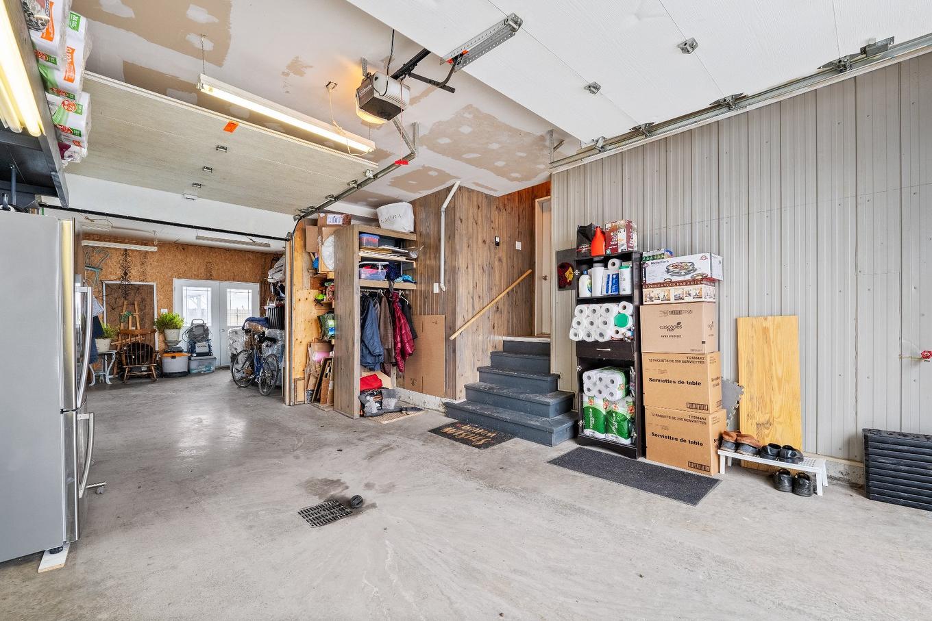 Garage - 63 Rue Granger, Saint-Philippe, QC - Indoor Photo Showing Garage